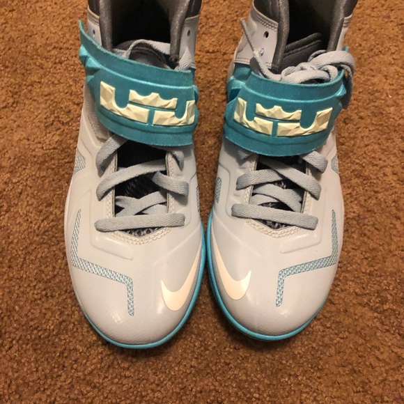 LeBron James shoes - Picture 2 of 4